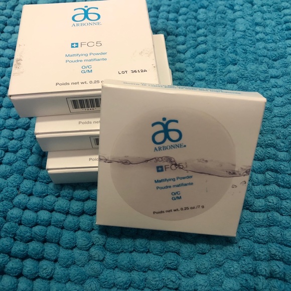 NEW Arbonne Mattifying Powder - Picture 2 of 6